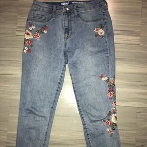 High-rise embroidered jegging crop jeans